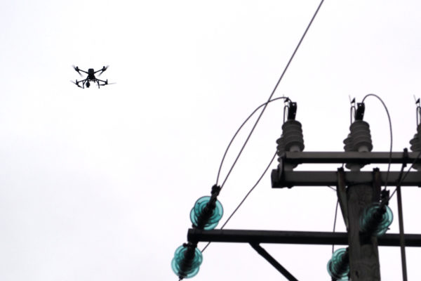 drone lentämässä sähkölinjan yläpuolella