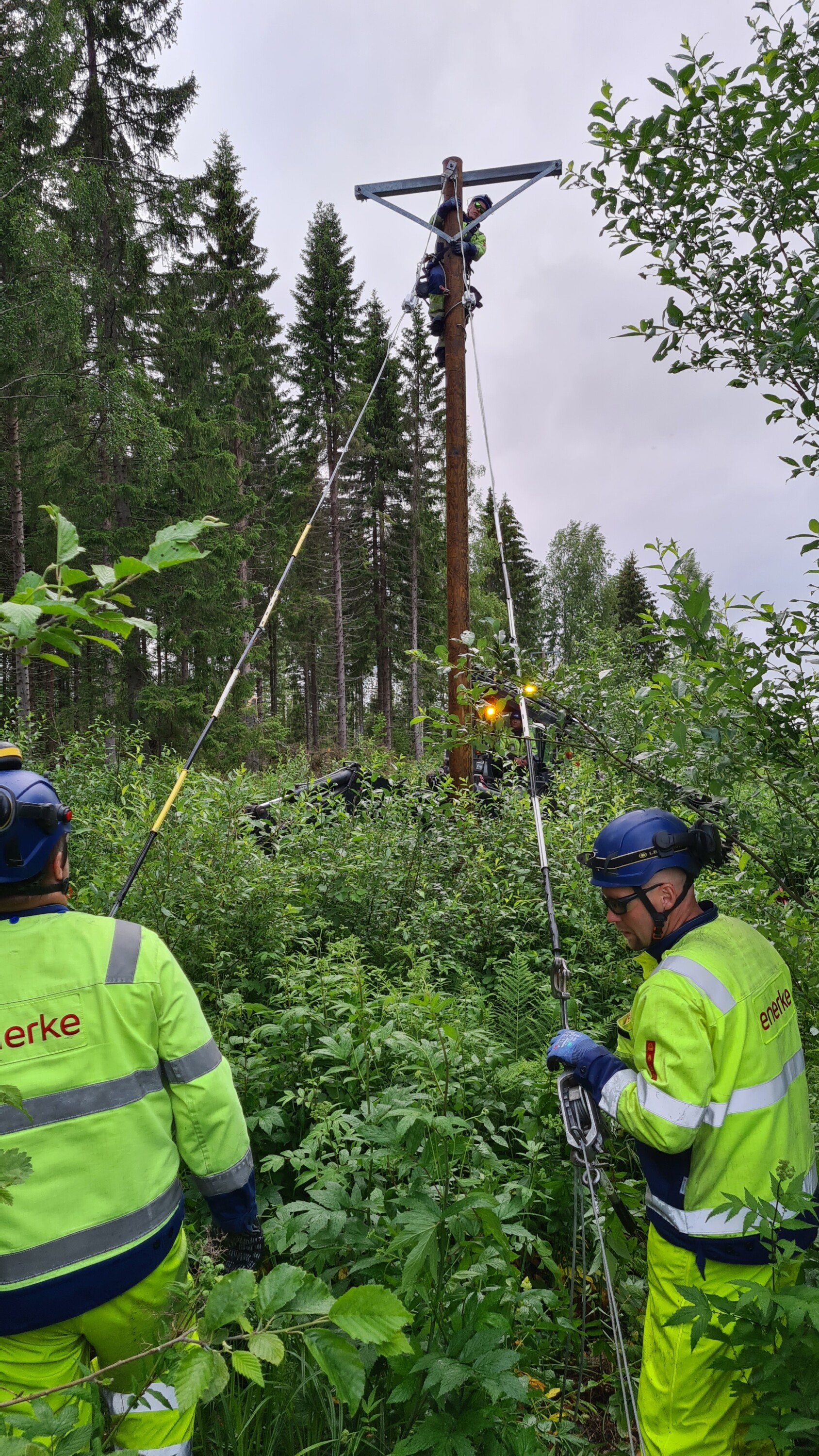 Kuvituskuva, jossa asentajia häiriönhoidossa