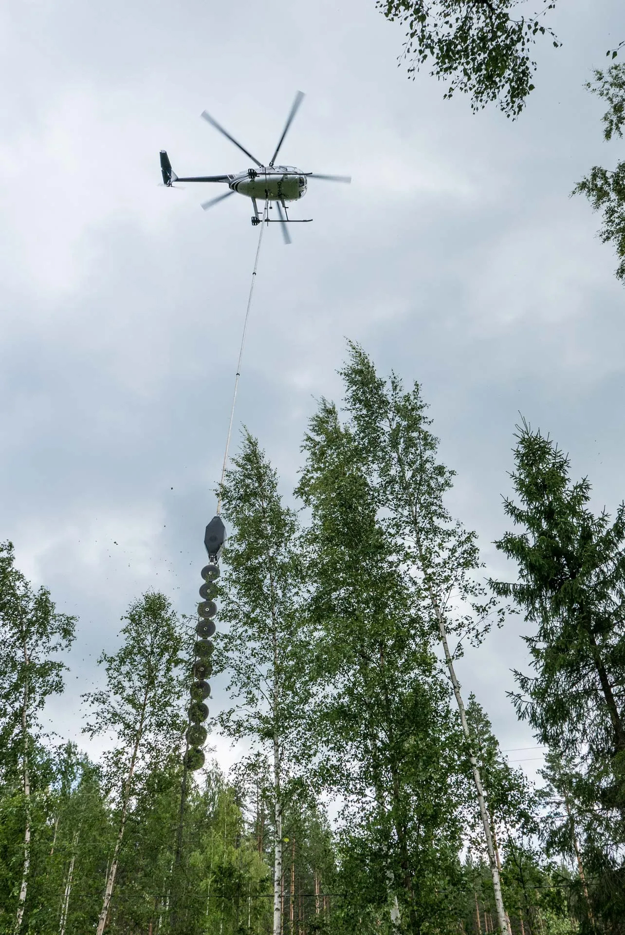 Kuvituskuva, jossa näkyy helikopterioksintaa.