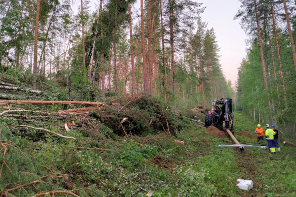 Rikkoutuneen sähkölinjan korjaaminen