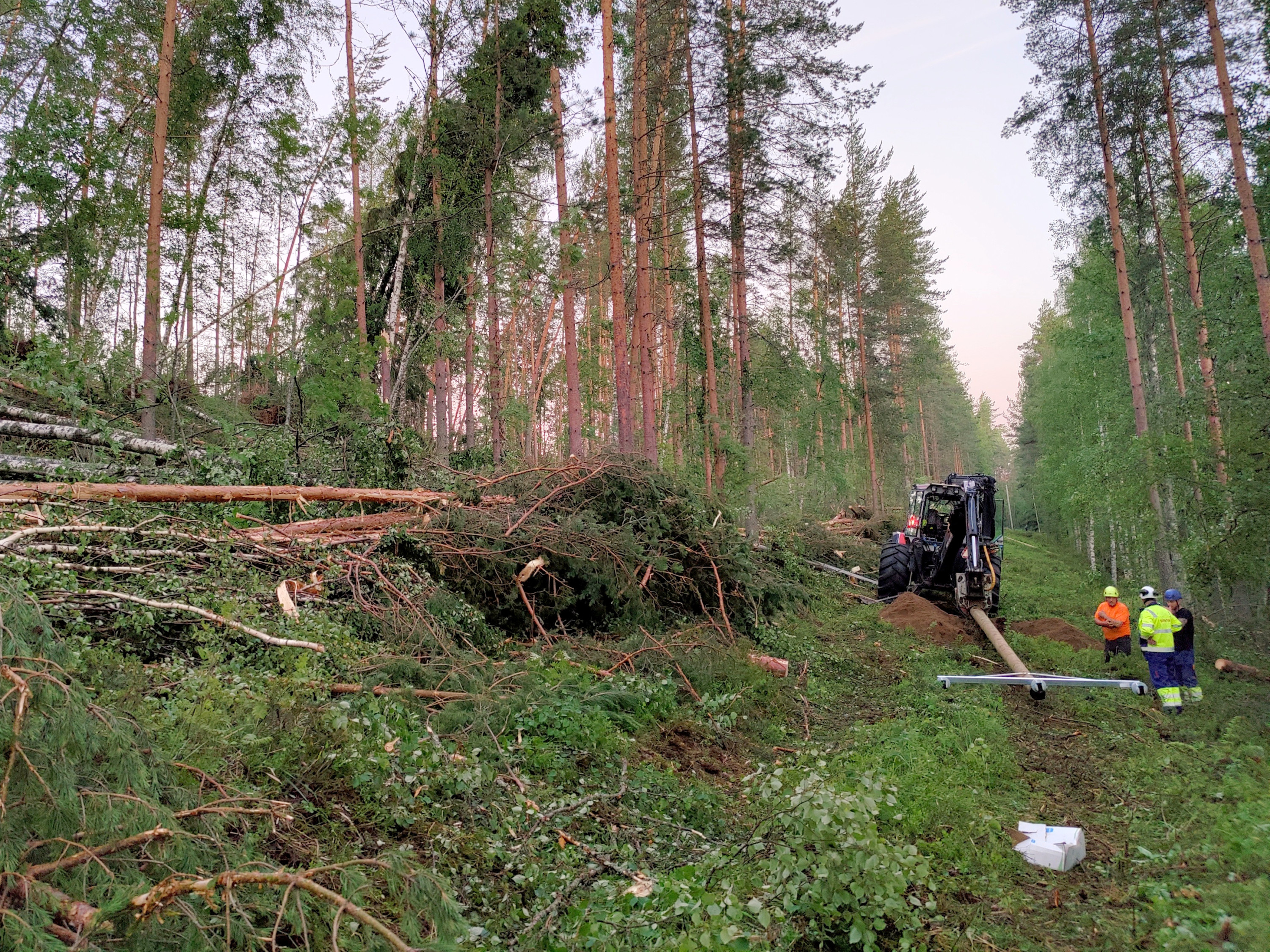 Rikkoutuneen sähkölinjan korjaaminen